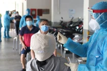 Lấy mẫu xét nghiệm COVID-19 trong cộng đồng. Ảnh: HCDC