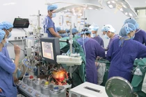 Ê kíp phẫu thuật do PGS.TS Nguyễn Hữu Ước – Giám đốc Trung tâm Tim mạch và lồng ngực (BV Hữu nghị Việt Đức) làm trưởng kíp đang phẫu thuật ghép tim cho bệnh nhân. Ảnh: BVCC