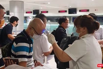 Kiểm dịch Y tế tại sân bay Tân Sơn Nhất. Ảnh: N.T