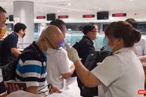 Kiểm dịch Y tế tại sân bay Tân Sơn Nhất. Ảnh: N.T