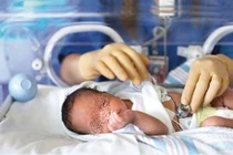 Bác sĩ chăm sóc trẻ sơ sinh. Ảnh: internet