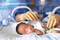 Bác sĩ chăm sóc trẻ sơ sinh. Ảnh: internet
