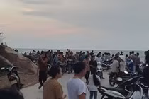 Vùng biển nơi 1 học sinh tắm rồi bị sóng cuốn mất tích. Ảnh: VOV