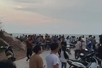 Vùng biển nơi 1 học sinh tắm rồi bị sóng cuốn mất tích. Ảnh: VOV