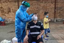 Lấy mẫu xét nghiệm giám sát cộng đồng tại khu vực có có ca nghi ngờ tại quận Gò Vấp (Đình Lễ - HCDC) 