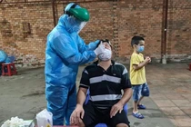 Lấy mẫu xét nghiệm giám sát cộng đồng tại khu vực có có ca nghi ngờ tại quận Gò Vấp (Đình Lễ - HCDC) 