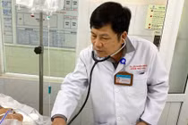  BS.CK2. Hoàng Ngọc Ánh - Phó trưởng khoa Hồi sức tích cực chống độc (BV Thống Nhất TP.HCM) đang khám cho bệnh nhân. Ảnh: BVCC