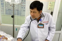  BS.CK2. Hoàng Ngọc Ánh - Phó trưởng khoa Hồi sức tích cực chống độc (BV Thống Nhất TP.HCM) đang khám cho bệnh nhân. Ảnh: BVCC