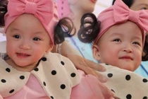 Song nhi cười thật tươi trong ngày xuất viện. Ảnh: Pháp luật & Bạn đọc