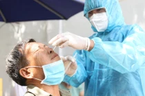 Tăng cường xét nghiệm COVID-19 trong cộng đồng. Ảnh: HCDC