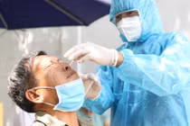 Tăng cường xét nghiệm COVID-19 trong cộng đồng. Ảnh: HCDC