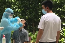 Lấy mẫu xét nghiệm COVID-19 tại chung cư Sunview Town. Ảnh: CDC TP.HCM