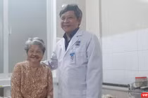 Cụ bà vui mừng khi được đi đứng trở lại. Ảnh: NT