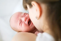 Cẩn thận khi chăm sóc trẻ sơ sinh. Ảnh: Babble