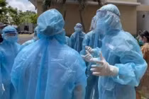 Trung tâm Y tế quận 9 lấy mẫu xét nghiệm ở khu công nghệ cao TP.HCM. Ảnh: Đ.P