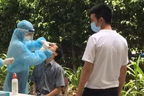 Lấy mẫu xét nghiệm tại nơi có ca nhiễm COVID-19. Ảnh: CDC TP.HCM