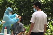 Lấy mẫu xét nghiệm tại nơi có ca nhiễm COVID-19. Ảnh: CDC TP.HCM