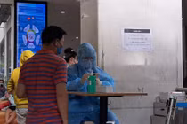 Kiểm soát y tế tại BV. Ảnh: Nguyễn Trăm