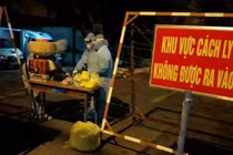 Cách ly khu vực có ca nghi nhiễm. Ảnh: HCDC