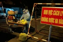 Cách ly khu vực có ca nghi nhiễm. Ảnh: HCDC