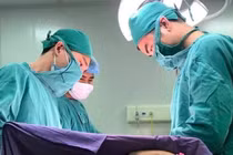 BV Quân y 175 nối liền cẳng tay bị đứt lìa cho bệnh nhân. Ảnh: Internet