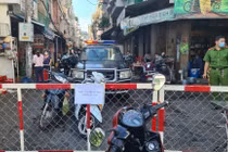 Lực lượng chức năng đang phong tỏa 1 con hẻm tại đường Nguyễn Đình Chiểu, quận 3 - nơi ca nhiễm sinh sống, buôn bán. Ảnh: HCDC