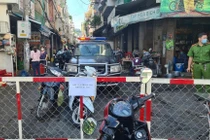 Lực lượng chức năng đang phong tỏa 1 con hẻm tại đường Nguyễn Đình Chiểu, quận 3 - nơi ca nhiễm sinh sống, buôn bán. Ảnh: HCDC