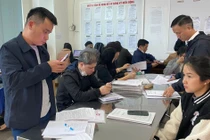 Một văn phòng tiếp nhận hồ sơ đăng ký đất đai tại Hà Nội dịp đầu năm. Ảnh: Lệ Chi