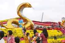 Linh vật rắn trên công viên bờ Tây cầu Rồng (TP Đà Nẵng)