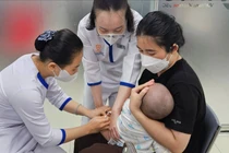 Dịch cúm gia tăng, người dân đổ xô đi tiêm phòng