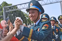 Người dân nồng nhiệt đón chào các khối diễu binh, diễu hành