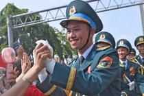 Người dân nồng nhiệt đón chào các khối diễu binh, diễu hành