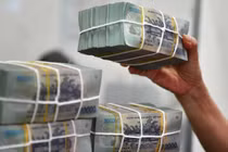 Thưởng Tết được xem là khoản thu nhập có tính chất tiền lương, tiền công, nên phải chịu thuế thu nhập cá nhân. Ảnh: Nam Khánh.