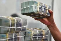 Thưởng Tết được xem là khoản thu nhập có tính chất tiền lương, tiền công, nên phải chịu thuế thu nhập cá nhân. Ảnh: Nam Khánh.