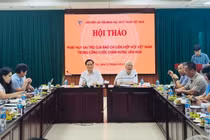 Cử chỉ “dẫn tay ra thảm đỏ” hay “đánh nhau ở sảnh thang máy” đều thể hiện văn hóa con người