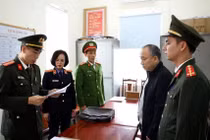 Cảnh sát đọc quyết định khởi tố ông Nguyễn Thế Hùng, nguyên Tổng giám đốc Công ty bất động sản Thăng Long. Ảnh: Công an Hưng Yên. 