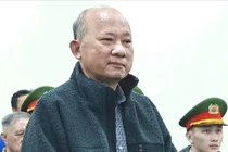 Các bị cáo được dẫn giải tới phiên toà.