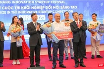 Bí thư Thành uỷ Đà Nẵng Nguyễn Văn Quảng và Thứ trưởng Bộ KH&CN Hoàng Minh trao Giải Nhất cuộc thi Khởi nghiệp đổi mới sáng tạo Đà Nẵng 2025.