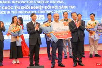 Bí thư Thành uỷ Đà Nẵng Nguyễn Văn Quảng và Thứ trưởng Bộ KH&CN Hoàng Minh trao Giải Nhất cuộc thi Khởi nghiệp đổi mới sáng tạo Đà Nẵng 2025.