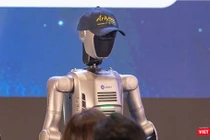 Robot hình người xuất hiện tại sự kiện HorecFex Việt Nam 2025.