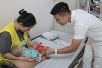 Gia đình cầu thủ Quang Hải tặng 350 triệu đồng cho bệnh nhi tim ở Bệnh viện E