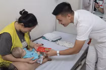 Gia đình cầu thủ Quang Hải tặng 350 triệu đồng cho bệnh nhi tim ở Bệnh viện E