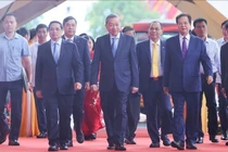 Tổng bí thư Tô Lâm, Thủ tướng Chính phủ Phạm Minh Chính, nguyên Thủ tướng Chính phủ Nguyễn Tấn Dũng, cùng các đại biểu tới dự lễ khởi công, khánh thành 250 công trình - Ảnh: VGP/Nhật Bắc.
