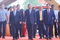 Tổng bí thư Tô Lâm, Thủ tướng Chính phủ Phạm Minh Chính, nguyên Thủ tướng Chính phủ Nguyễn Tấn Dũng, cùng các đại biểu tới dự lễ khởi công, khánh thành 250 công trình - Ảnh: VGP/Nhật Bắc.