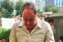 Nhận tiền 'bảo kê' cho cát lậu, cựu Chủ tịch tỉnh An Giang lãnh 8,5 năm tù