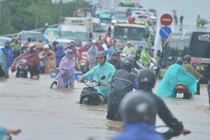 Đường phố Hà Nội chìm trong "biển nước", người dân vật lộn di chuyển