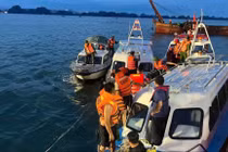 Công tác tìm kiếm cứu hộ cứu nạn trên Vịnh Hạ Long vẫn đang được triển khai. Ảnh: Cổng thông tin điện tử Quảng Ninh.