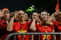 Thu xếp nơi tránh nắng mưa, phục vụ bánh mì, nước cho người dân xem diễu binh, diễu hành