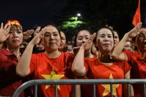 Thu xếp nơi tránh nắng mưa, phục vụ bánh mì, nước cho người dân xem diễu binh, diễu hành