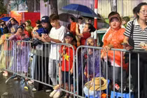 Cảnh hiếm thấy ở Hà Nội: "Biển người" đội mưa ngồi kín nhiều dãy phố chờ xem diễu binh, diễu hành